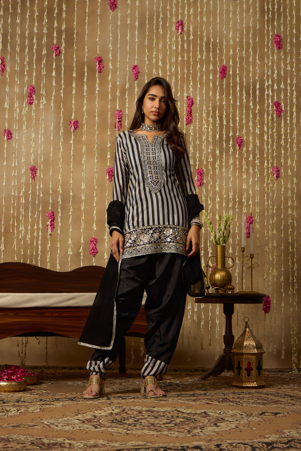 Jhoom Monochrome Farshi Set
