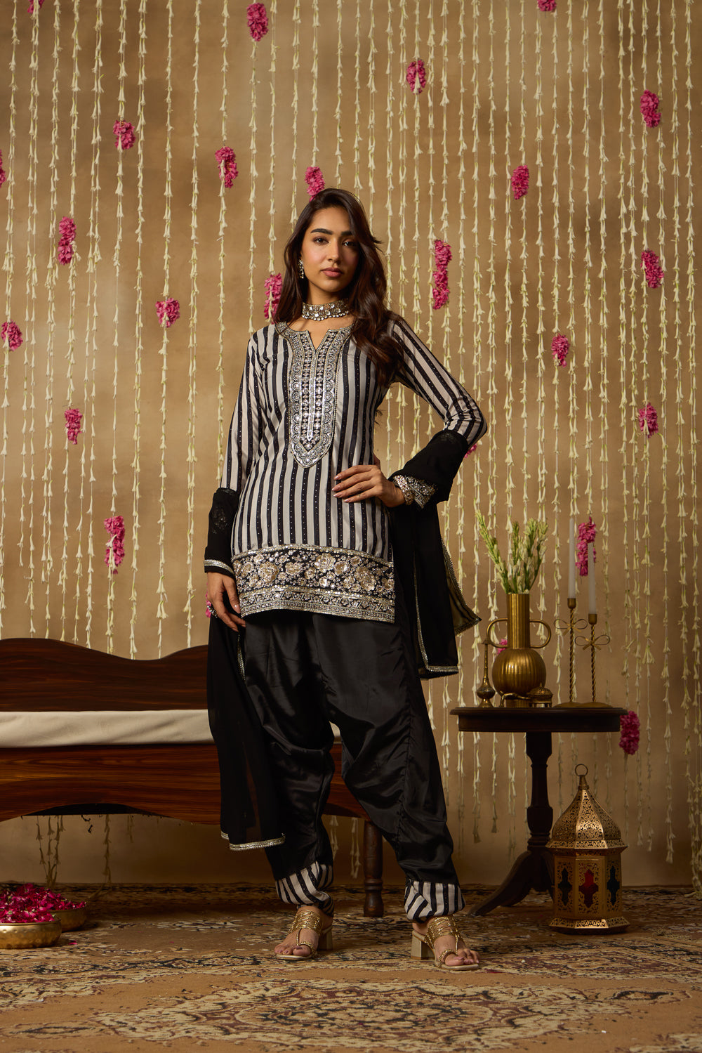 Jhoom Monochrome Farshi Set