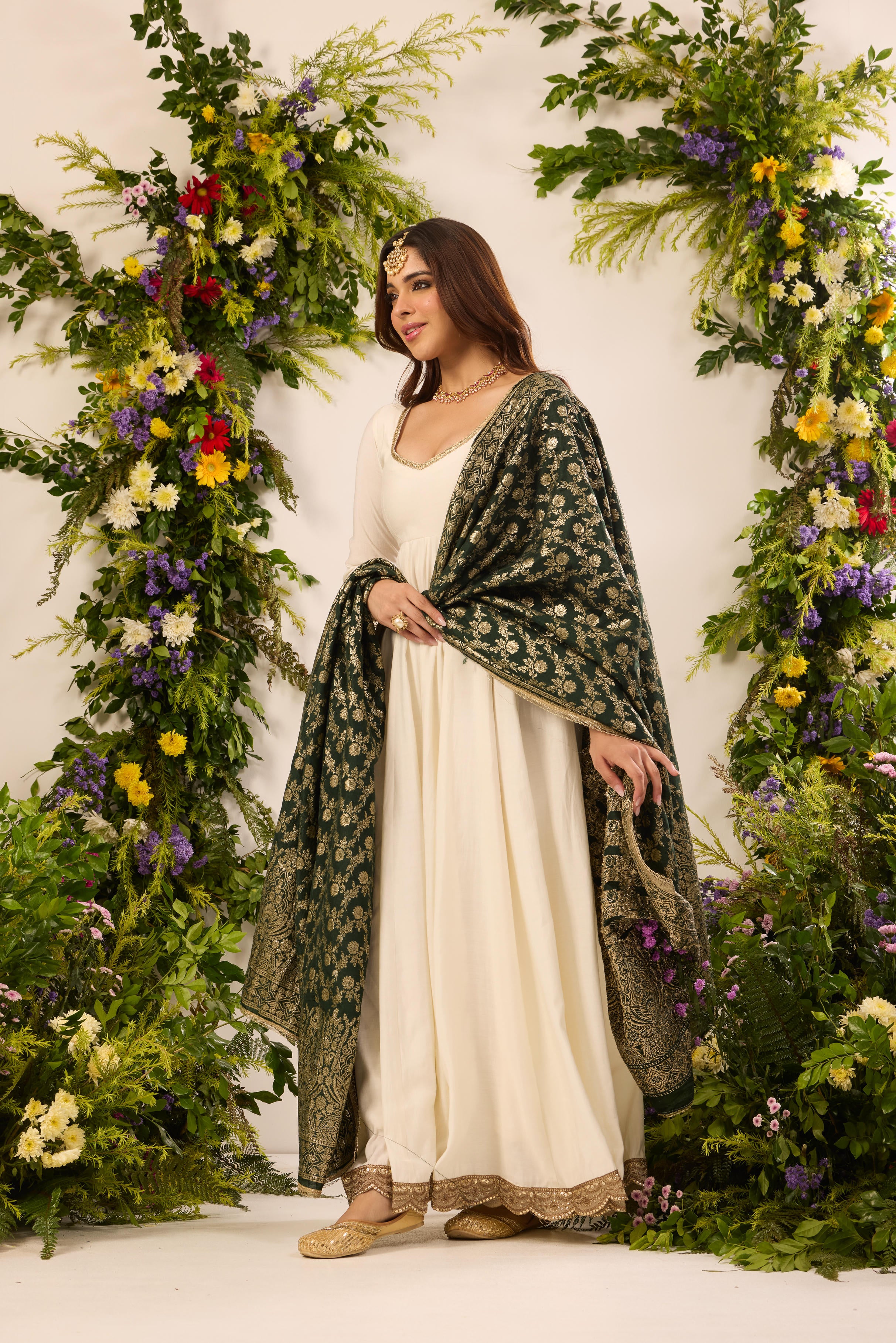 Mastaani Classic Ivory Anarkali Set - Emerald Dupatta