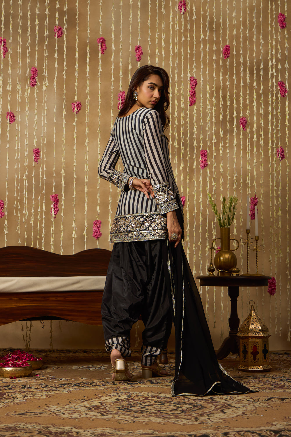 Jhoom Monochrome Farshi Set