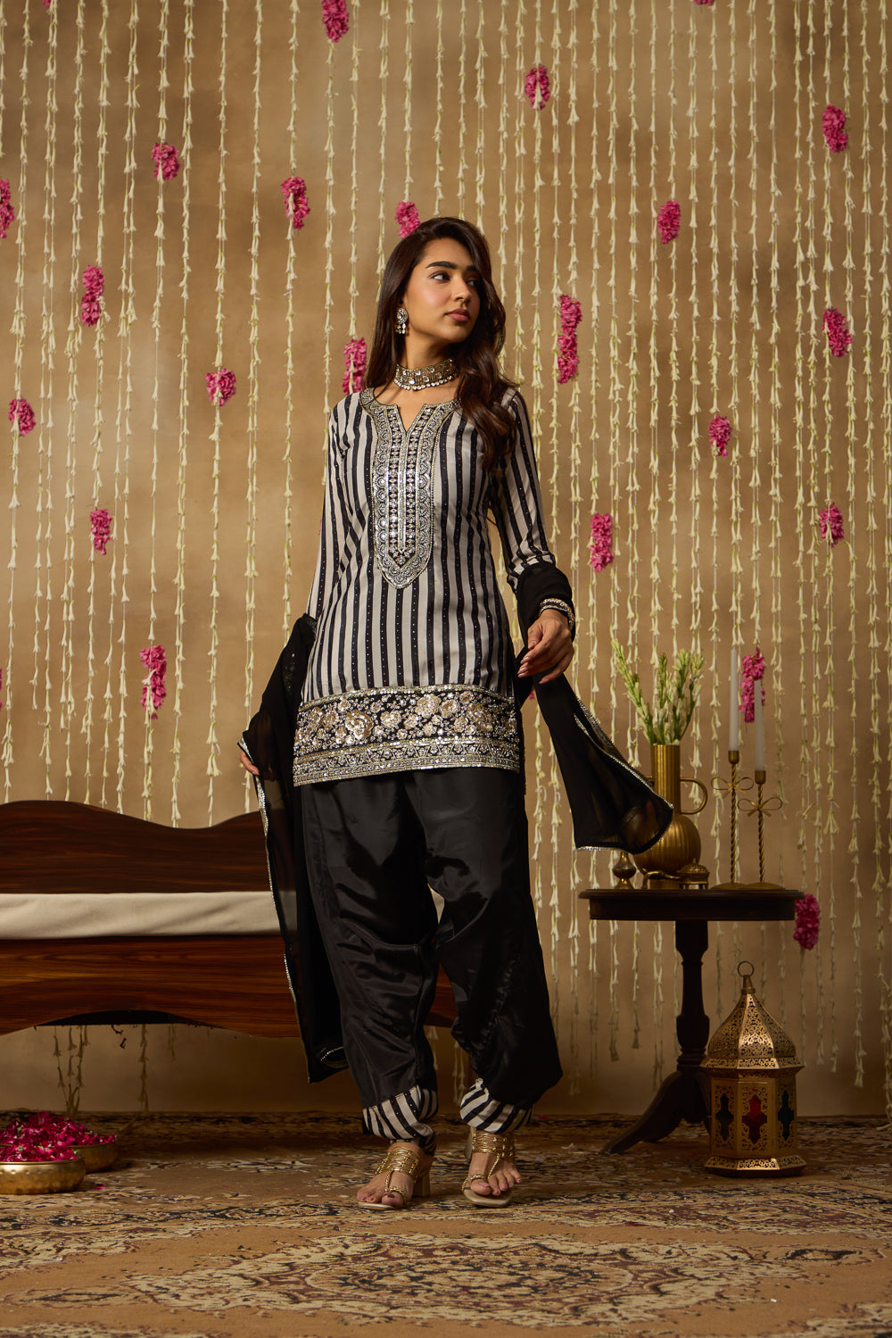Jhoom Monochrome Farshi Set