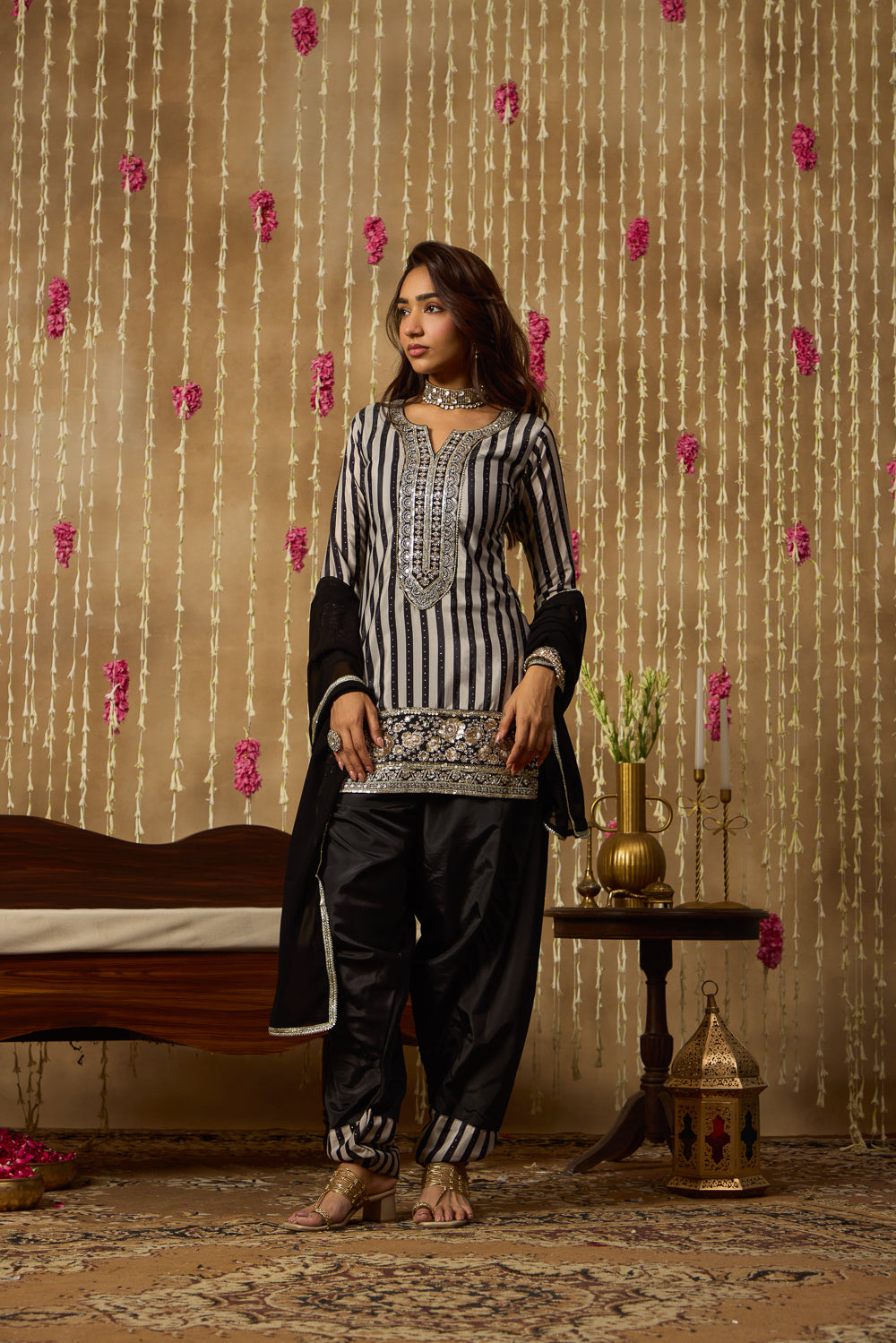 Jhoom Monochrome Farshi Set